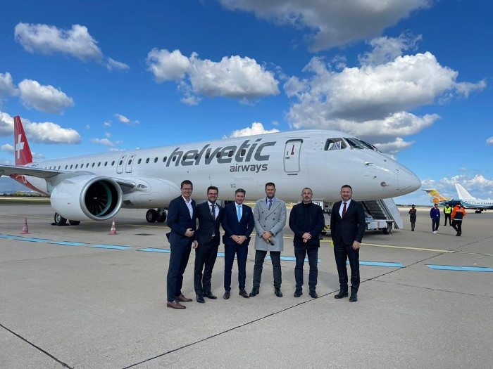 Tim Air Montenegra na prezentaciji probnog leta aviona E195-E2